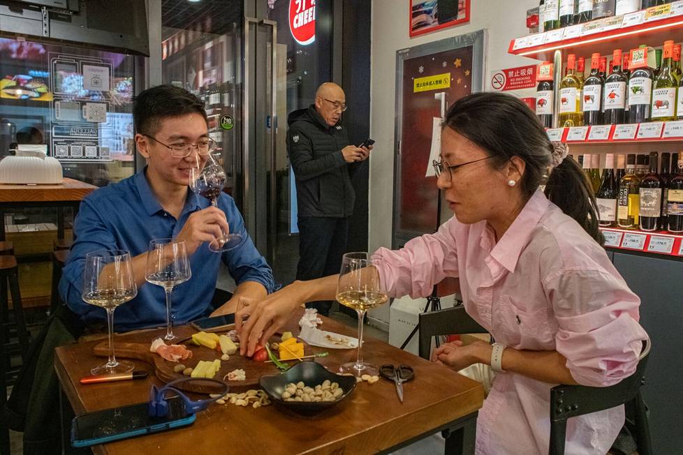 Investointipankkiiri Chen Yingda ja yrittäjä Tai Yanglan käyvät Cheersin keskiviikkoisilla viinibuffeteilla.