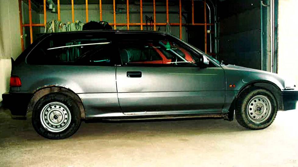 The day before his disappearance, Kai Salomaa bought the silver-gray Honda Civic in the picture, year model 1988. The car was found in the yard of the Laurilantie property in the village of Ämmälä. 