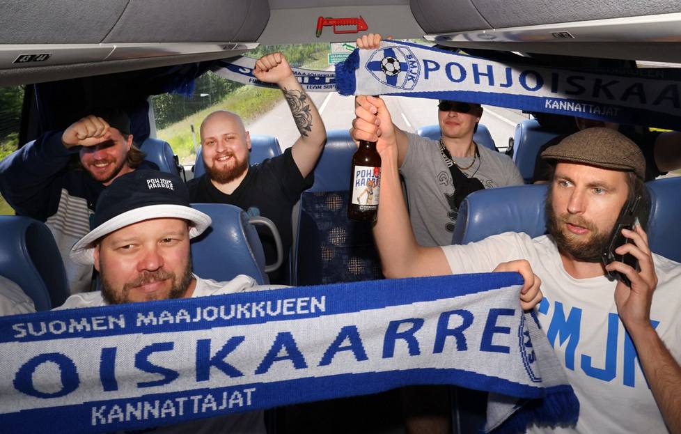 Takapenkillä matkatunnelmasta nauttivat Jaakko Lehtilä (takarivissä vasemmalla), Kalle Heikkilä, Asseri Ritoniemi, Aleksi Ritoniemi, edessä Juha Lehtelä (vas.) ja Miikka Autti.