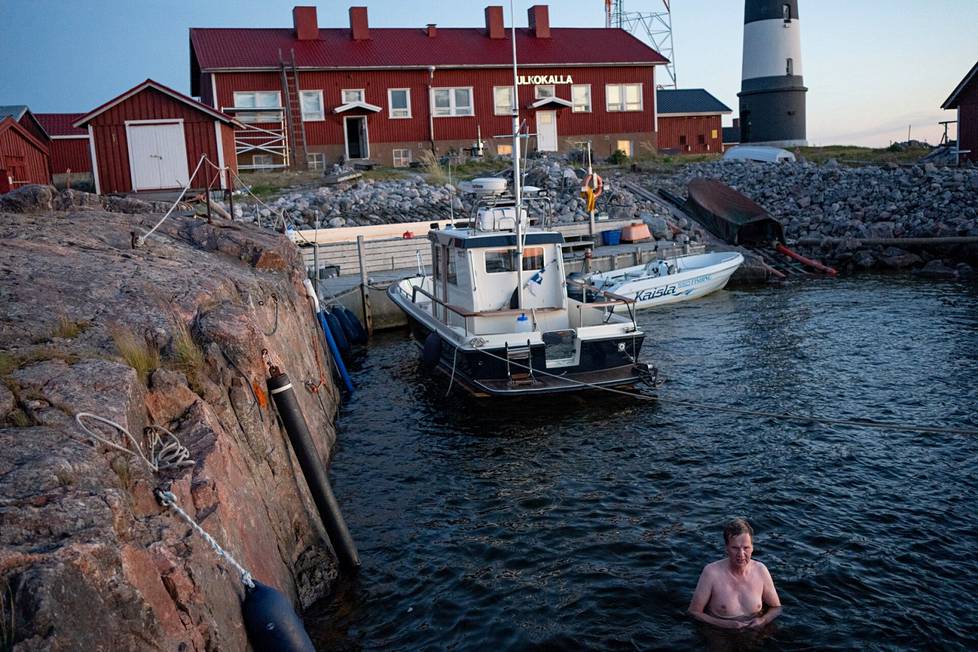 Jukka Juola uimassa Ulkokallan saarella.