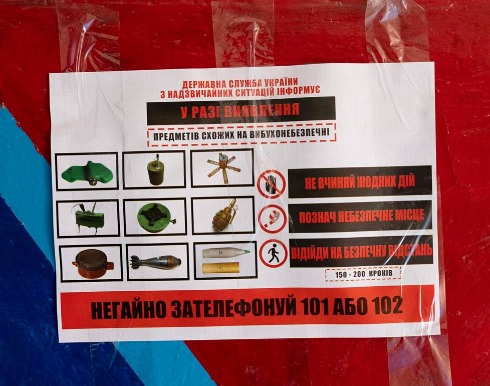 В подъезде жилого дома в Бородянке предупреждение о боеприпасах и опасности взрыва. ФОТО: САМИ КЕРО / HS