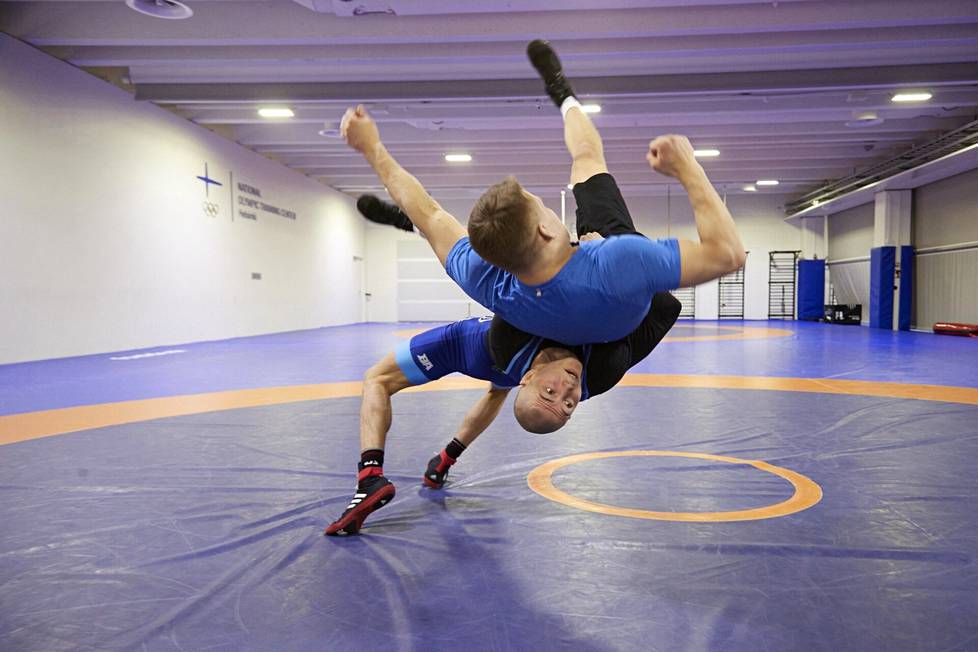 Tino Ojala (alla) heittää Jonni Sarkkisen mattoon painin nuorten Euroopan mestarien leikkimielisessä kohtaamisessa Urhea-akatemiassa.