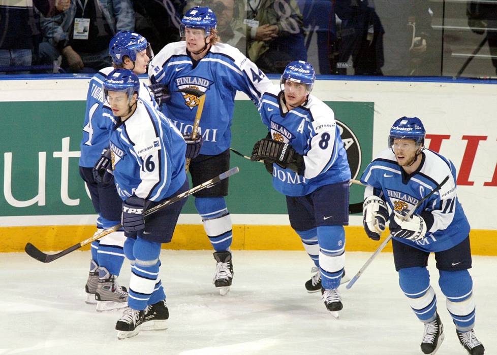 Suomen tähdet Ville Peltonen, Kimmo Timonen, Janne Niinimaa, Teemu Selänne ja kapteeni Saku Koivu juhlivat 1–1-tasoitusta Ruotsia vastaan kotikisoissa vuonna 2003.