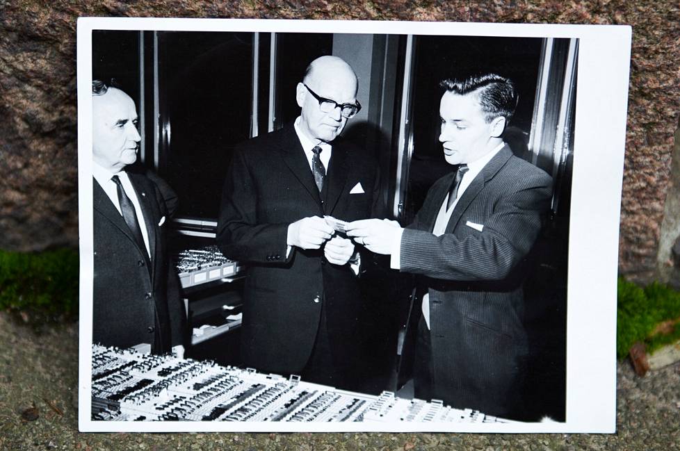 As a young man, Jarmo Siro (right) presented Atrima's systems to President Urho Kekkonen.  In the picture on the left, Kesko's Tampere branch manager Armas Vänttinen.