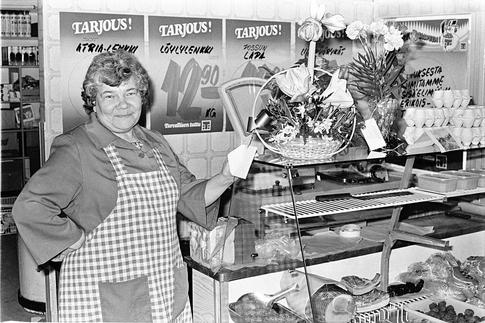 Eini Ahosmäki avasi T-kaupan Nakkilan Hormistoon helmikuussa 1982. Kuva on otettu 11.2.1982 ilmestyneeseen Harjavalta-lehteen.