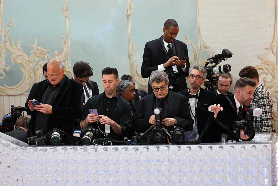 Valokuvaajat odottavat Rihannaa saapuvaksi gaalaan.