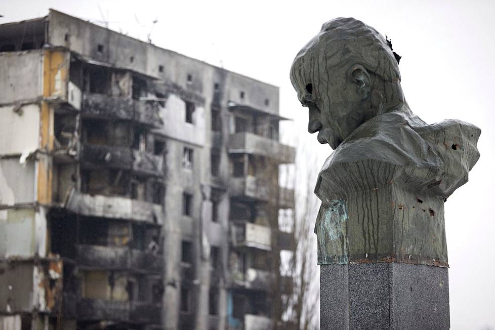 Ukrainan kansallisrunoilijan Taras Sevtšenkon patsas on nyt luodinreikien lävistämä raunioituneen Borodjankan keskusaukiolla.