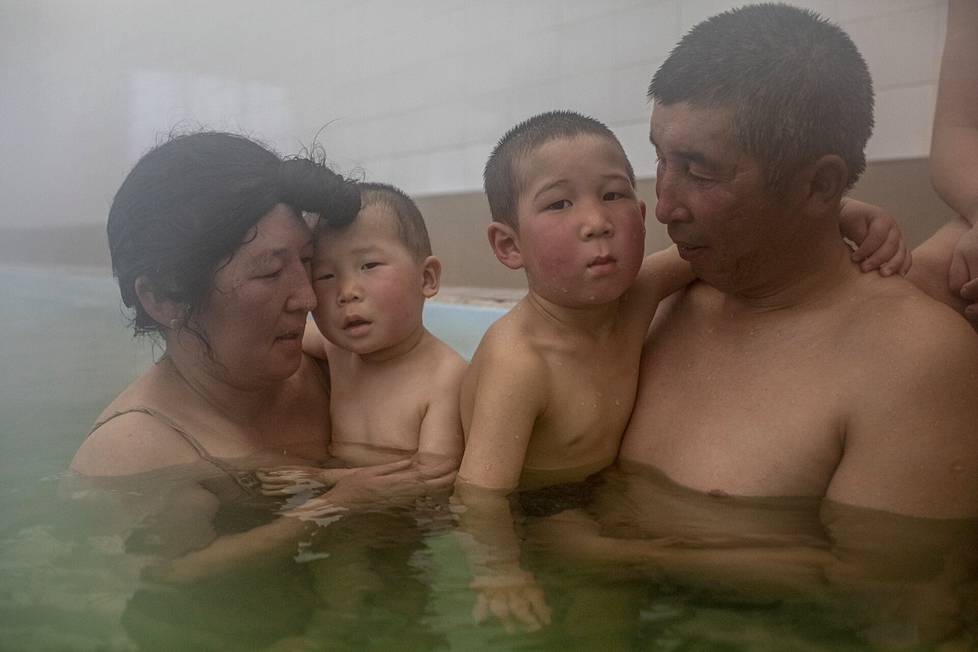 Jaynagul Brjieva, 37, ja hänen perheensä nauttivat retkestä Yssy-sun kuumalle lähteelle Kirgisiassa maaliskuussa 2021. Retki antaa Brjievalle harvinaisen mahdollisuuden uida lastensa kanssa lämpimässä vedessä, ja samalla hän pystyy hyödyntämään lähteen parantavia ominaisuuksia. Lähteelle pääseminen on tärkeää vesipulasta kärsivän alueen ihmisille. Yksi Pitkät projektit -sarjan voittajakuvista.