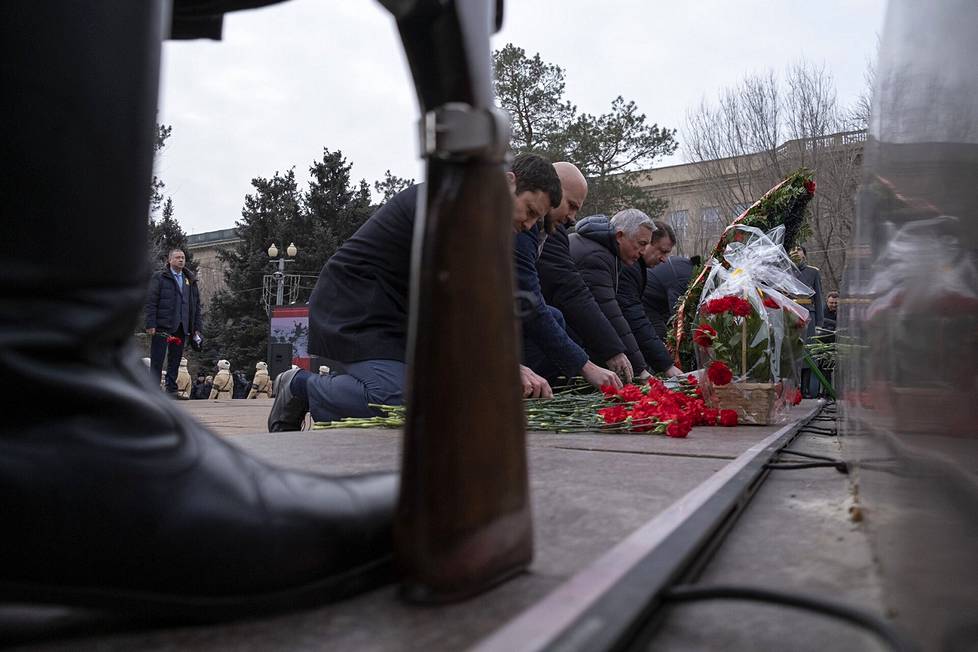 Kaatuneiden sotilaiden muistomerkille jätetään kukkia.