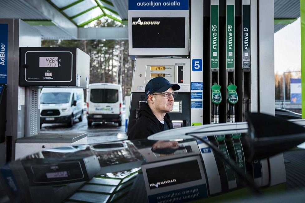 Bensiinin hinta on ylittänyt Suomessa jo ajoittain kahden euron litrahinnan. Helsingissä Malmin Nesteellä dieseliä torstaina tankkaamassa olleen Mika Meriläisen mielestä polttoaineiden hinnat ovat Suomessa korkeita.