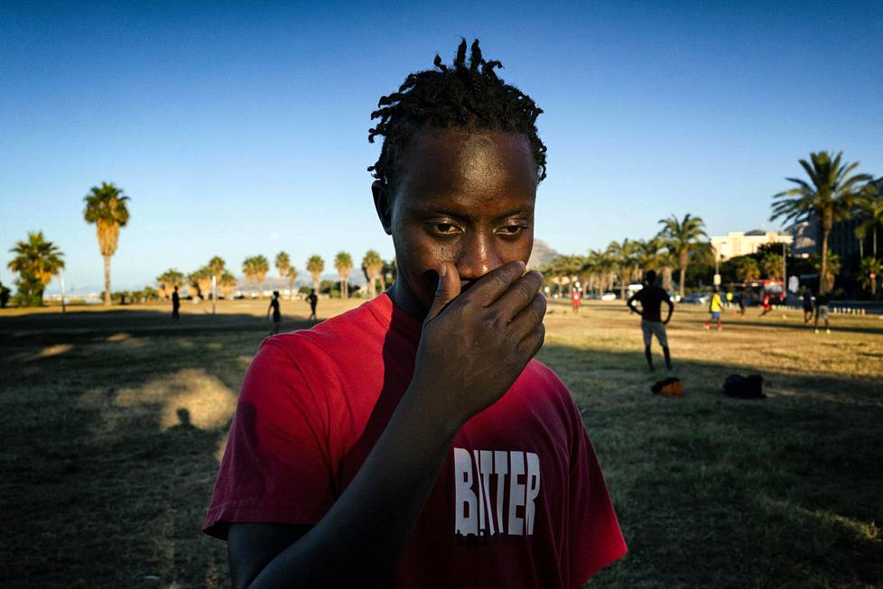 Gambialainen Janko Ibrahim, 17, jätti kotimaansa kaksi vuotta sitten. Hän osaa hitsata ja toivoo töitä Italiasta. Turvapaikkaa hän ei hae, koska ei ajattele tarvitsevansa sitä.