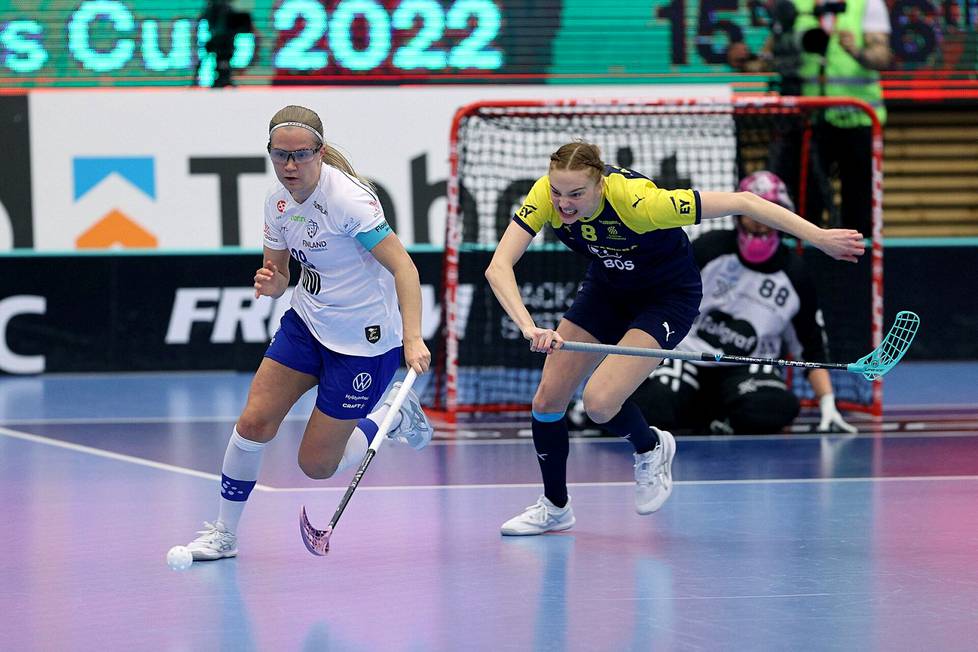 Suomen hopeajoukkueen kapteeni Veera Kauppi valittiin viime vuoden lopulla pelattujen MM-kisojen arvokkaimmaksi pelaajaksi. Ruotsin Ellen Rasmussen seurasi loppuottelussa tarkasti, kun Kauppi kuljetti palloa.