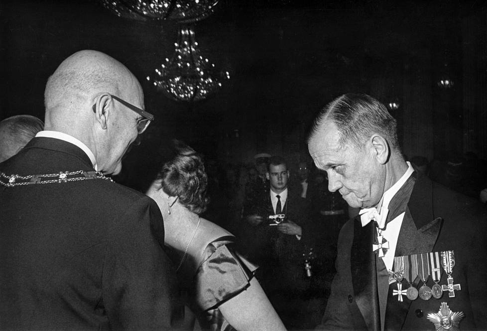 Pohjakallio was at the heart of Finnish politics when he described Olavi Honga's bow to Kekkonen, who had just left the presidential race, at the castle party in 1961. It was only a week and a half from putting the gloves on.