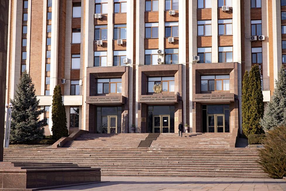 Transnistrian parlamenttitalon sisäänkäynneillä tekstit on kirjoitettu romanian, ukrainan ja venäjän kielillä