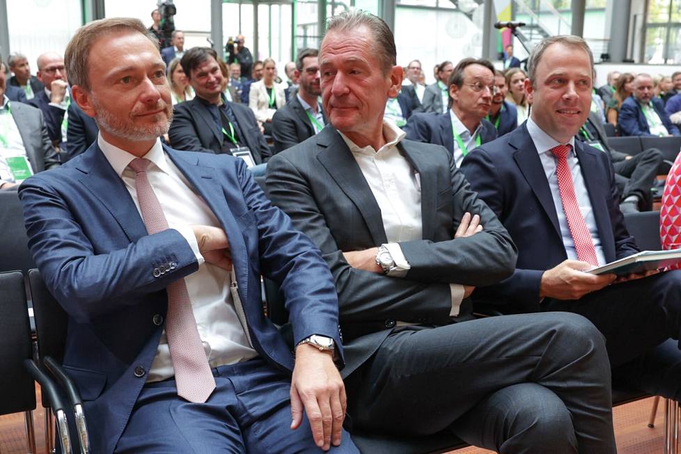 Fdp:n puheenjohtaja Christian Lindner, Springerin johtaja Mathias Döpfner ja kristillisdemokraattien puoluesihteeri Mario Czaja kustannusalan konferenssissa Berliinissä syyskuussa 2022.