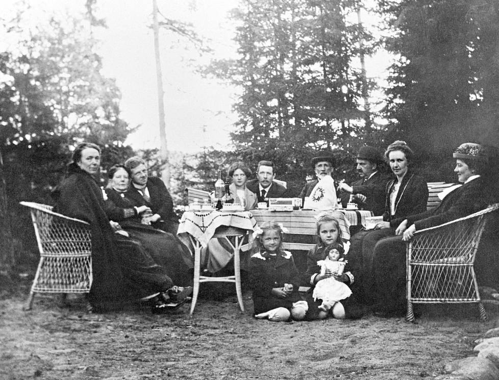 Kahvinjuontia huvila Bergbackan pihalla Vuosaaren Ramsinniemessä vuonna 1913. Huvilan rakennutti saksalainen puutarhakasviliikkeen omistaja Oscar Schetelig noin vuonna 1912. Edessä Scheteligin tyttäret.