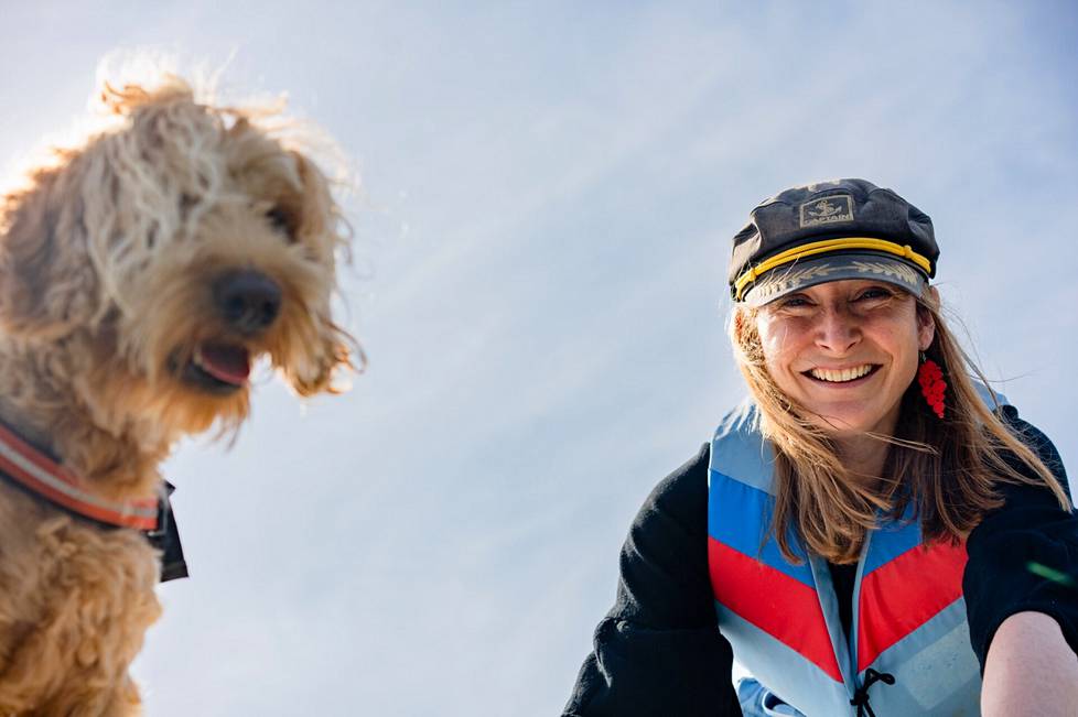 Lastenkirjailija Linda Bondestam ja hänen koiransa Amos ovat vetäytyneet kesämökille saareen, jotta Bondestam pystyy keskittymään pian ilmestyvän teoksensa viimeistelyyn. 