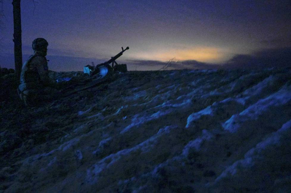 Ukrainalainen sotilas katseli loimuavaa taivaanrantaa Harkovan lähistöllä Venäjän aloittaman hyökkäyksen ensimmäisenä aamuna 24. helmikuuta.