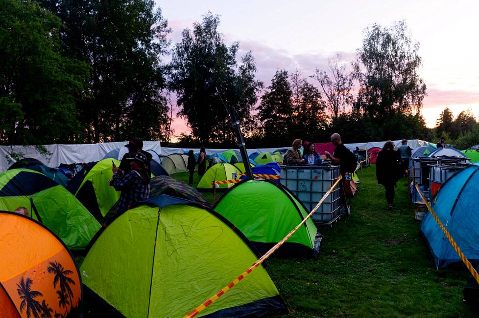 Tokmannilta saatavat halvat vihreät teltat ovat Puntalan leirintäalueen suosituin telttamalli. Välillä oma teltta katoaa, mutta sen voi myös merkitä tussauksin tai viirillä. Keikkojen välissä telttailualueelle keräännytään hengailemaan.