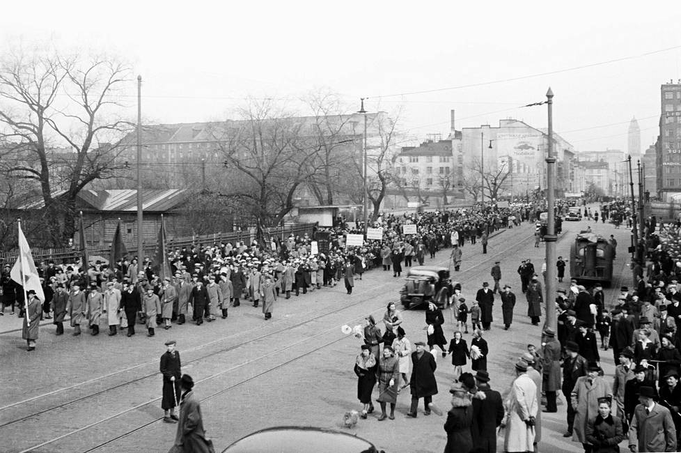 Kun sota oli päättynyt ja vasemmisto oli voittanut eduskuntavaalit, demarit ja kommunistit marssivat vappuna 1945 Helsingin Unioninkadulla yhdessä.