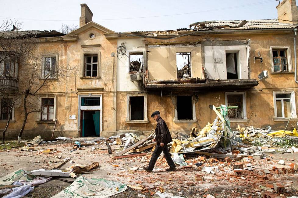 Михаил Коваль идет по руинам в своем квартале. ФОТО: КАЛЛЕ КОПОНЕН / HS