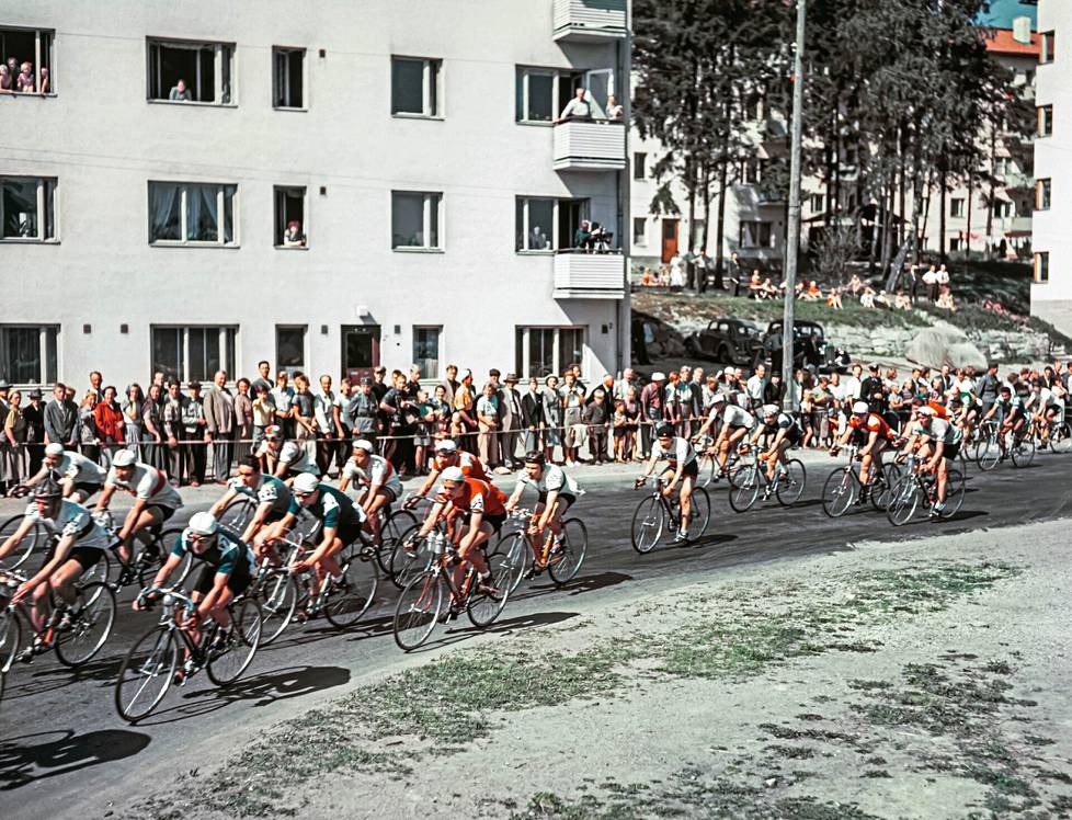 Helsingin olympialaiset 1952. Maantiepyöräily, kilpailijat kääntymässä Käpyläntieltä Koskelantielle.