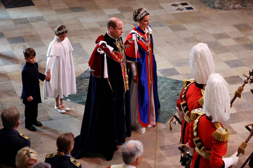 Walesin prinssi William, prinsessa Charlotte, prinssi Louis ja Walesin prinsessa Catherine saapuivat kruunajaisseremoniaan.