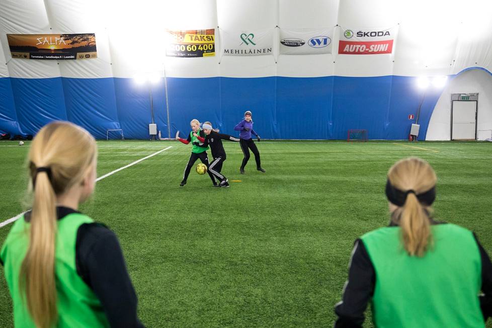 Loviisa Jokiranta and Sanni Anttila fight for the ball in Pepo's 13–14-year-old girls' exercises.