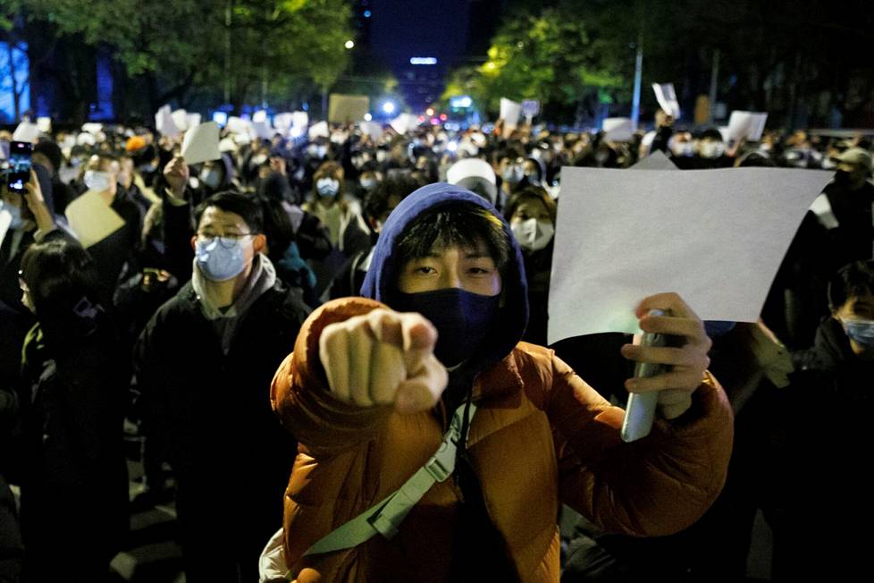 Kiinan koronapolitiikkaa vastustavia mielenosoittajia Pekingissä sunnuntaina. 