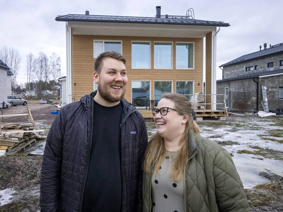 Sami ja Iida Leskinen ovat saaneet talonsa melkein valmiiksi, vaikka hinnat nousivat yhtäkkiä radikaalisti ja työmaalla möngersi kaksi aivan pientä lasta.