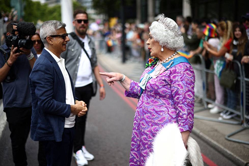 Lontoon pormestari Sadiq Khan on juttusilla Englannin kuningattareksi pukeutuneen Pride-juhlijan kanssa.