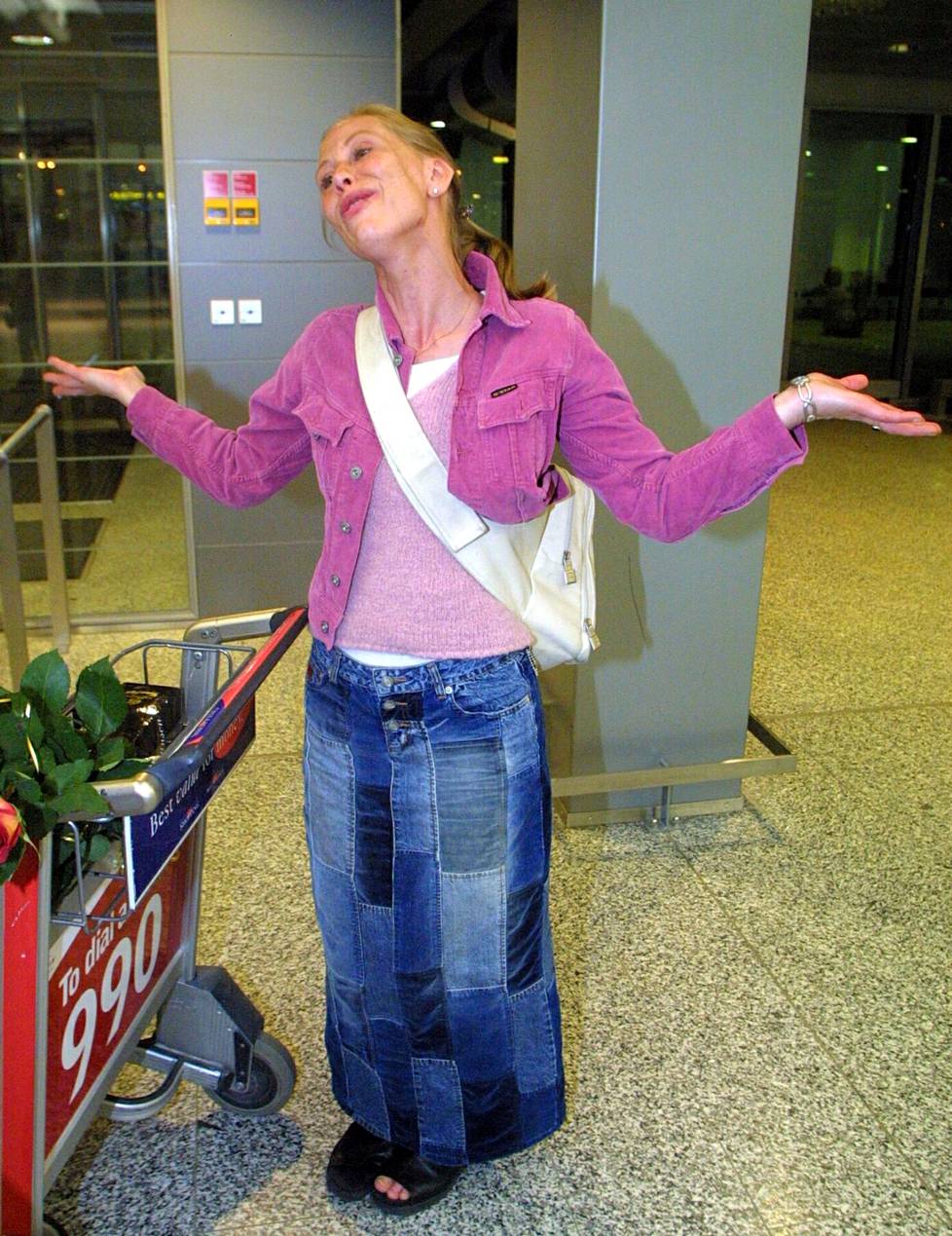 Media oli vastassa, kun Kati Outinen palasi Cannesista toukokuun lopussa 2002. 