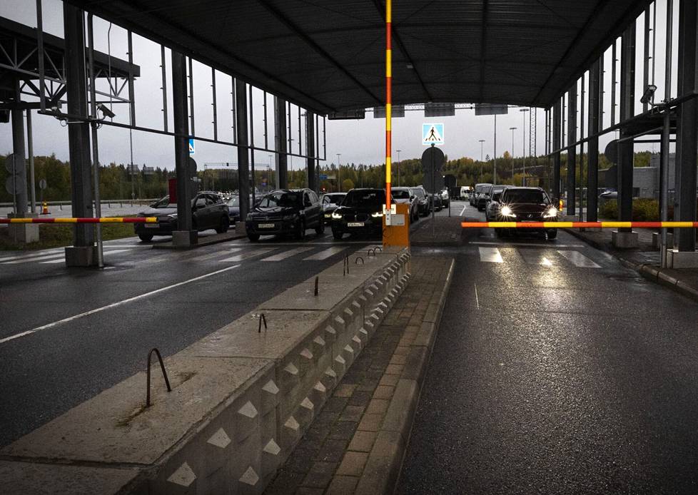 Nuijamaan raja-asemalla ei ollut torstaina illan suussa tavallisesta poikkeavia jonoja, vaikka Suomi ilmoitti sulkevansa rajan perjantaista lähtien turistiliikenteeltä.