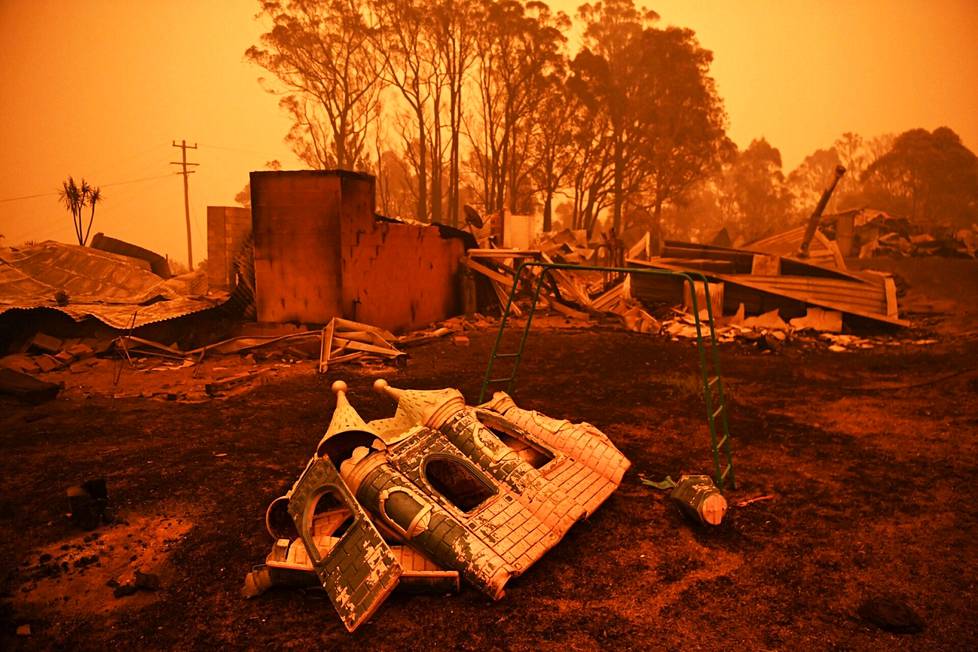 Australia suffered from historically large forest fires last year.  In the village of Cobargo in the state of South Wales, houses were destroyed in January 2020.