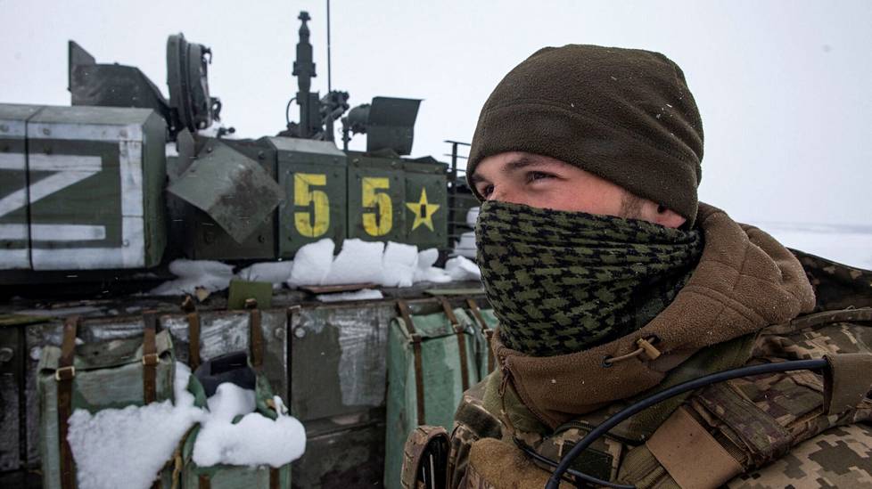 Ukrainalainen taistelija venäläisille kuuluneen taistelupanssarivaunun vieressä Harkovan lähistöllä 4. maaliskuuta. Keltaisesta numerosta ja tähdestä voi päätellä, että vaunu on kuulunut Petsamon 200. jalkaväkiprikaatille. 