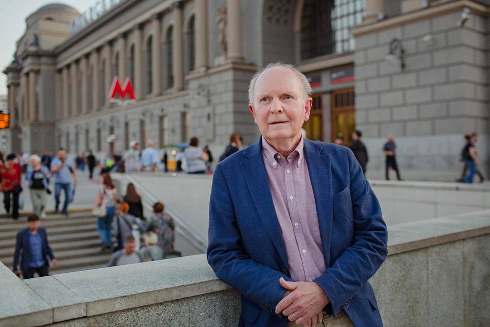 Ruotsalainen toimittaja Stig Fredrikson Kiovan asemalla Moskovassa syksyllä 2019. Hän tapasi 1970-luvun alussa kirjailija Aleksandr Solženitsyniä samalla asemalla salaa.