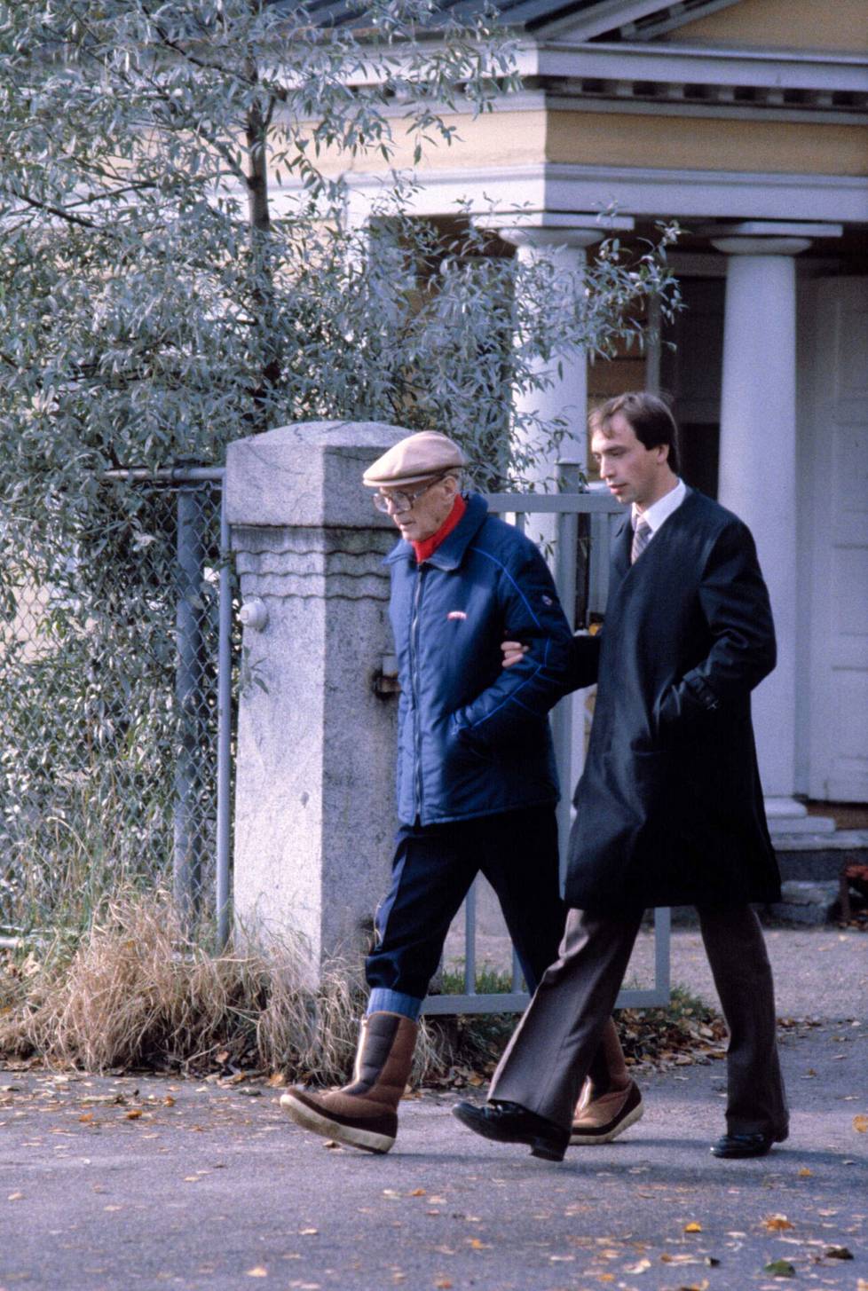 Presidentti Urho Kekkonen ulkoilee Tamminiemessä 13. marraskuuta 1981.