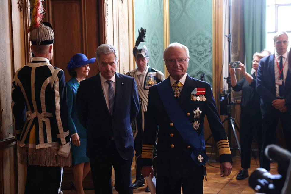 Presidentti Niinistö ja kuningas Kaarle Kustaa saapuivat tiedotustilaisuuteen.