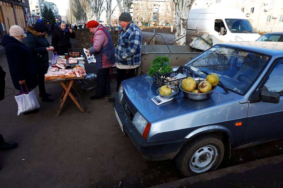Myyjät palvelevat asiakkaita tilapäisillä markkinoilla Bahmutissa ennen ortodoksista joulua, 4. tammikuuta.
