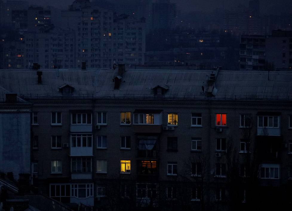 Valot paistoivat muutamissa ikkunoissa Kiovan yössä.