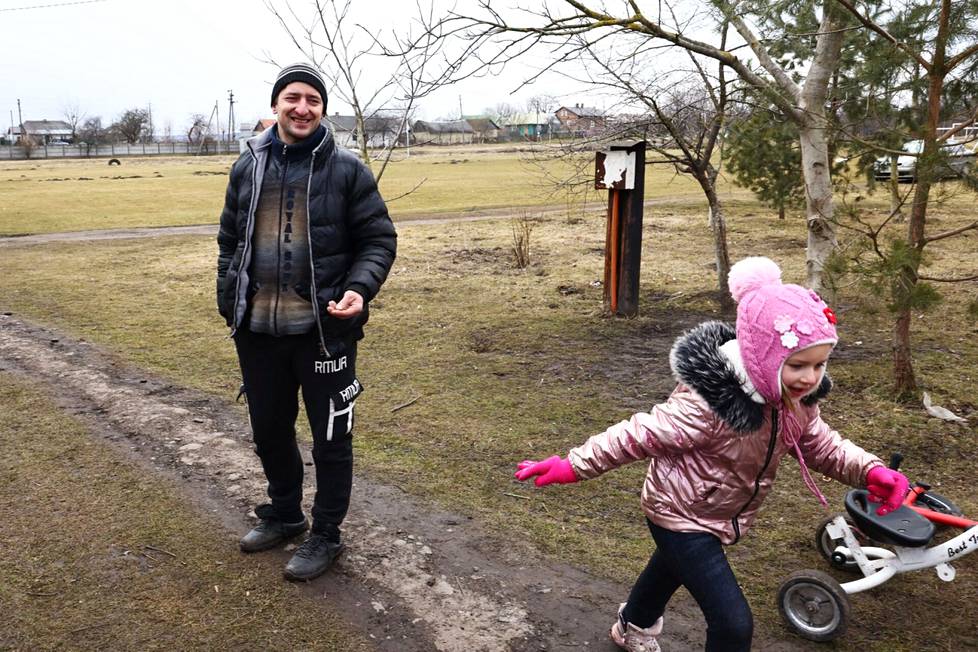 Владимир Сакало, 35 лет, уборщик, остался без работы из-за войны, с дочкой Вероникой, 6 лет, село Подгорцы в четверг.