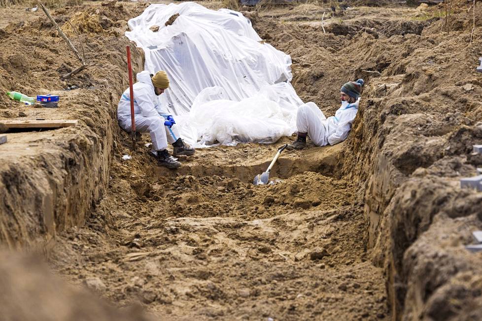 14. huhtikuuta, Butša. Vapaaehtoiset sotarikostutkijat lepäävät joukkohaudan kaivausten tauolla.