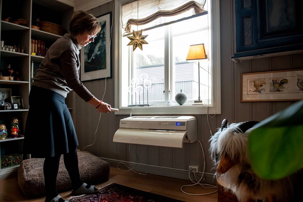Kultaseppä Nora Vinjerui kytki virran kotinsa lämpöpumppuun miettimättä kuluja Tokken kunnassa Norjassa.