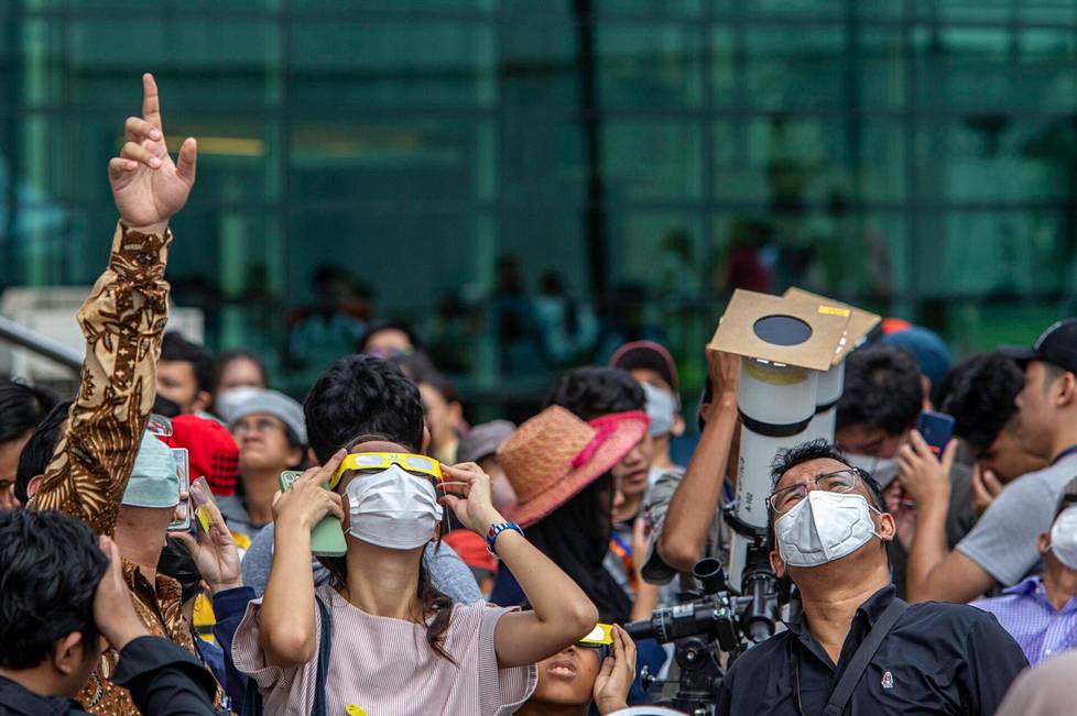 Ihmiset olivat kerääntyneet katsomaan auringonpimennystä Jakartassa Indonesiassa, jossa auringonpimennys nähtiin vain osittain.