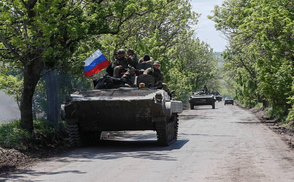 Venäjän sotilassaattue ajaa Donetskin alueella lähellä Mariupolia 20. toukokuuta.