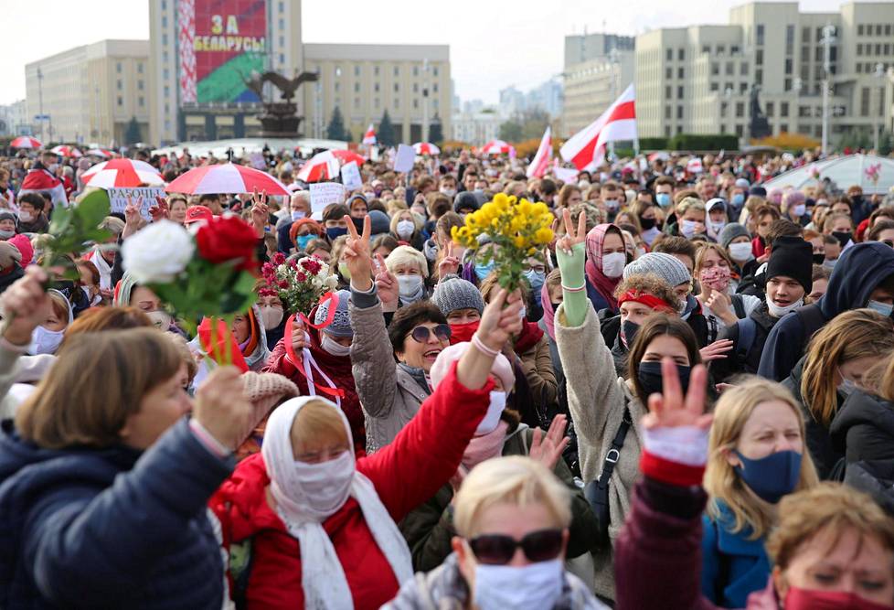 Mielenosoittajia Minskissä maanantaina, jolloin oppositio oli kehottanut yleislakon aloittamiseen.