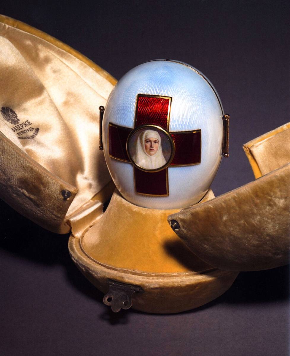 Punainen Risti -aiheinen triptyykkimuna oli Nikolai II:n lahja keisarinnalle vuonna 1915. Valmistaja oli Henrik Wigströmin työhuone. Esine on Clevelandin taidemuseon kokoelmissa Yhdysvalloissa.