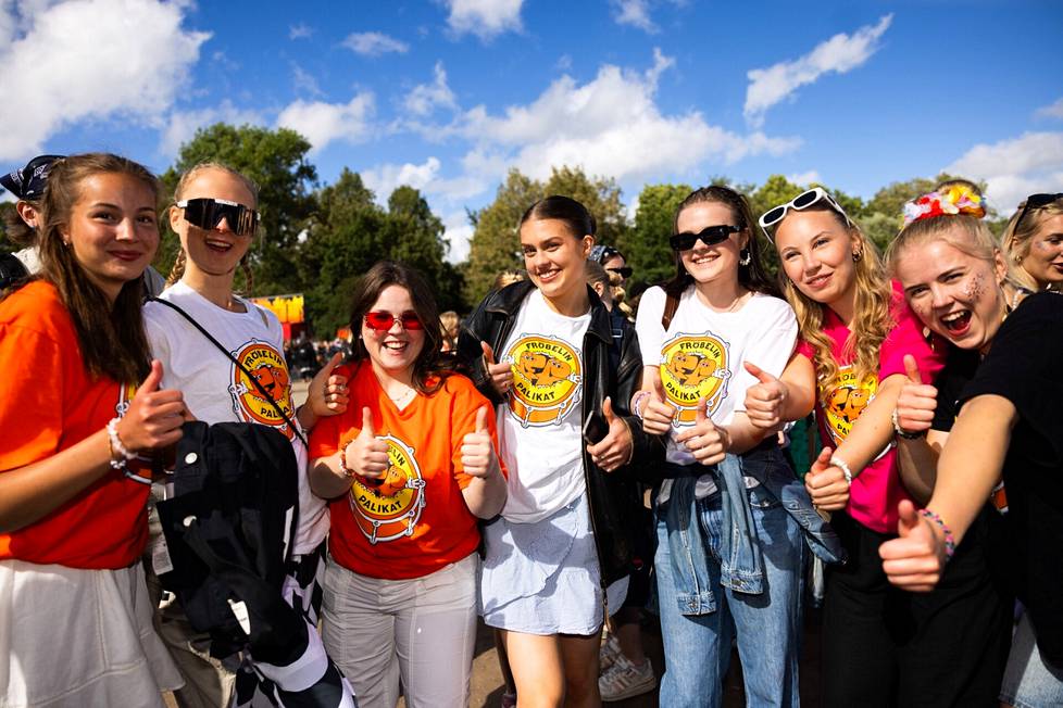 Viivi Tukiainen, Emilia Niemi, Sanni Latva, Pinja Kainua, Maija Nuutinen, Ella Hermens and Pinja Heikkilä bought Fröbel's Palikoiden shirts for the gig.