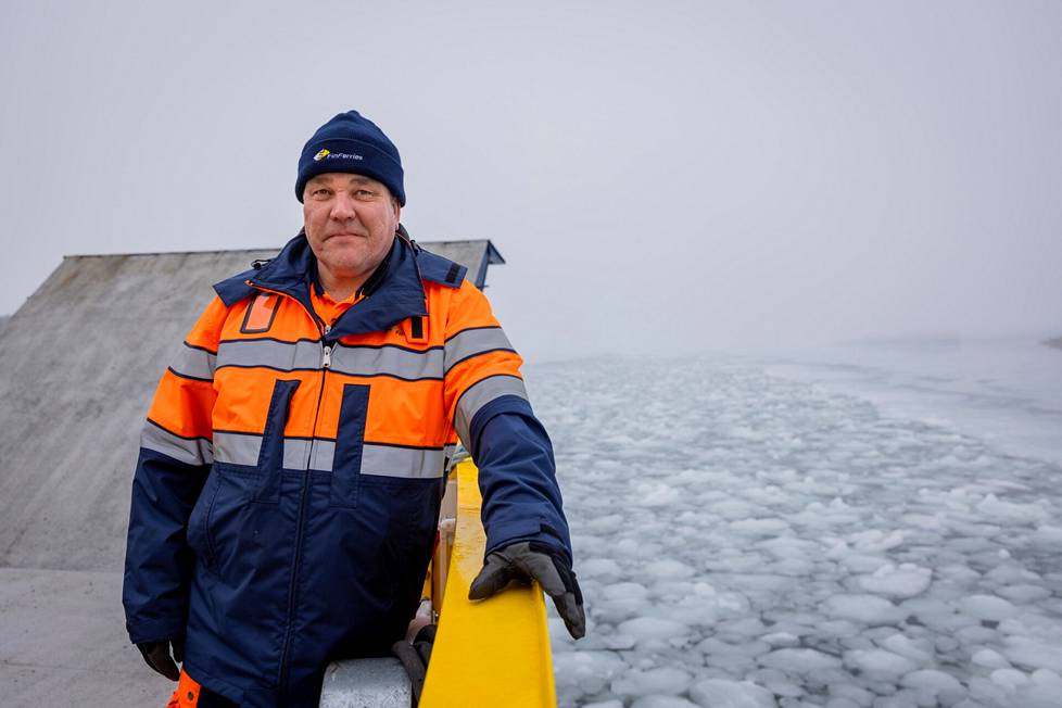 Jari Tattari, the deckhand of the liaison ship Innamo, said that they stay on each island long enough that all those who want to have been able to vote.  The man himself went to vote.