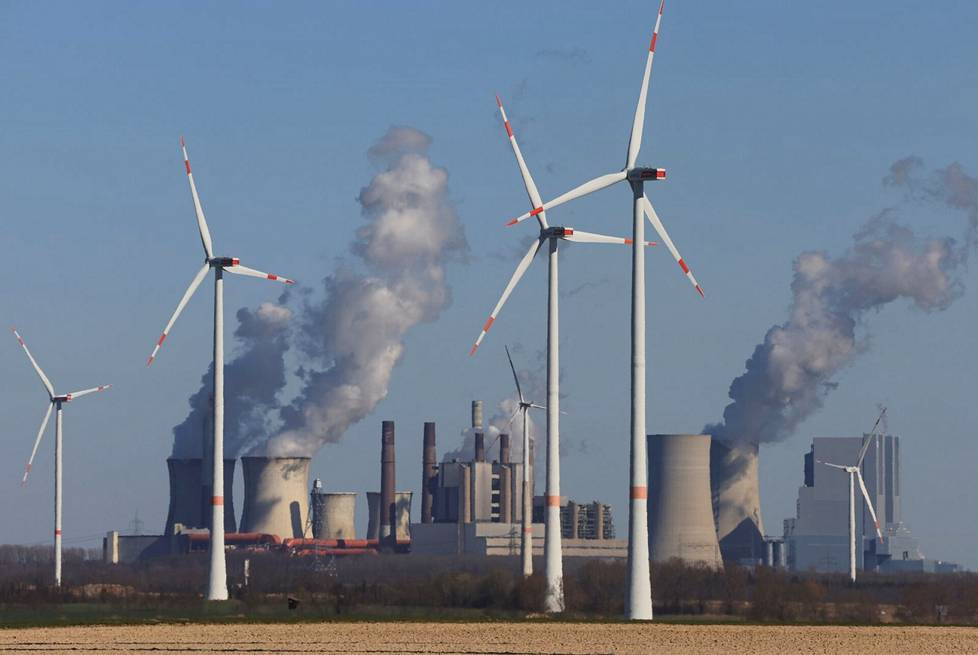 Neurathin voimala-alueella Kölnin lähistöllä Saksassa tuotetaan energiaa rinnakkain tuuliturbiineilla ja kivihiilivoimaloilla. 